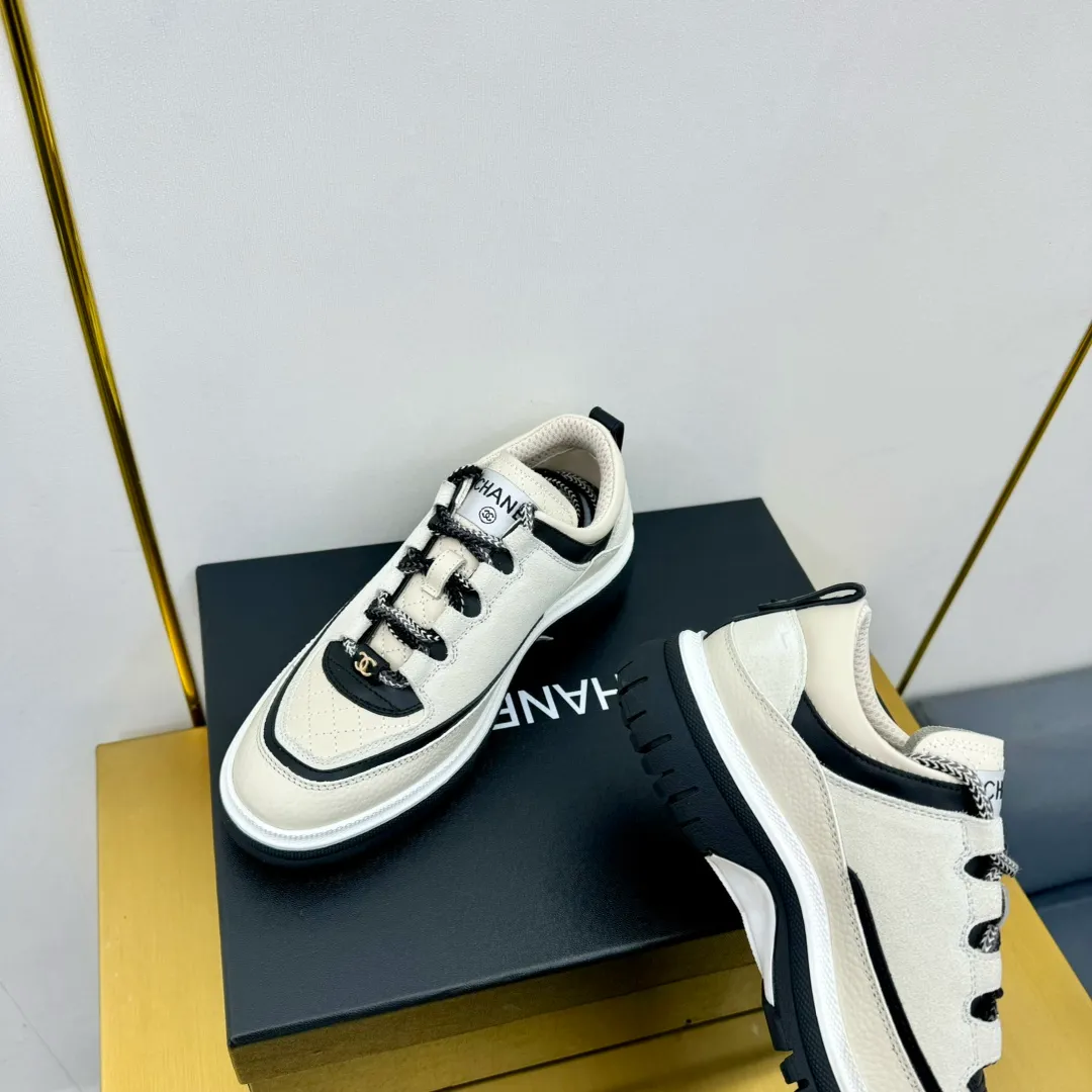 👟👟Ex-factory price 600👟👟 CHANEL 25C early spring vacation style new casual shoes. A pair of comfortable shoes can reduce the fatigue on your feet. The new style is very versatile, whether it is daily wear or a sister party. It can be easily used for commuting in the workplace, outdoor sports and various occasions. It can increase the height, straighten the legs, modify the shape of the feet, is comfortable and comfortable without rubbing the feet, and has good breathability. It can also be worn in summer. Office workers can also easily own it when wearing it. The fabric is pebbled cowhide + plaid pad to show off sheepskin. The original open-molded rubber foam outsole! size: 35-40 (41 customized, non-refundable and non-exchangeable)